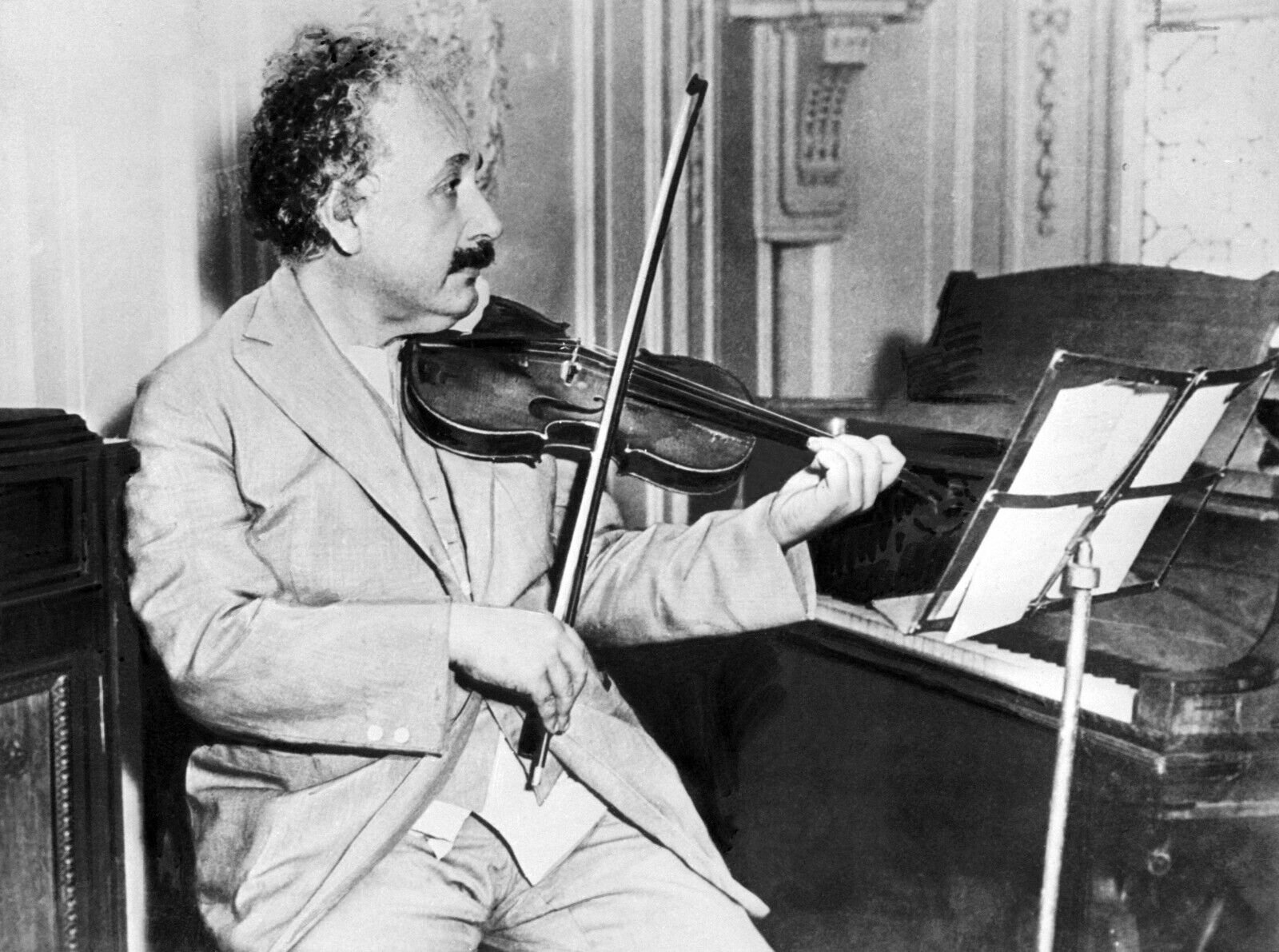 Einstein plays the violin