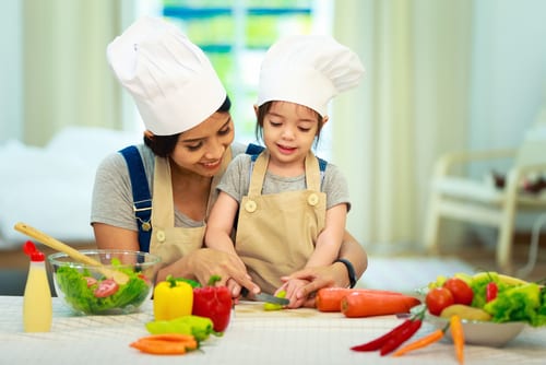 mother daughter cooking lesson