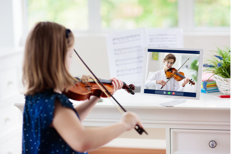 little girl learns violin through distance synchronous learning