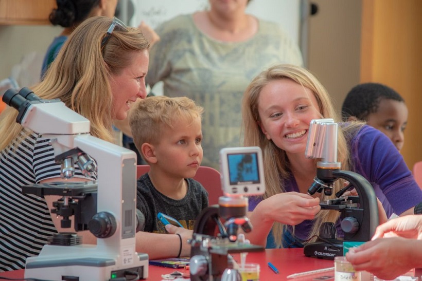 A family science workshop at Citizens Science Lab, an after school organization focused on providing science opportunities for youth. (Photo credit: Ben Filio)